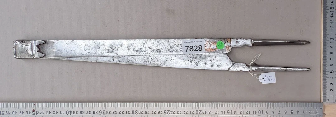 1 antique 18th-century compass—see photos for dimensions and condition