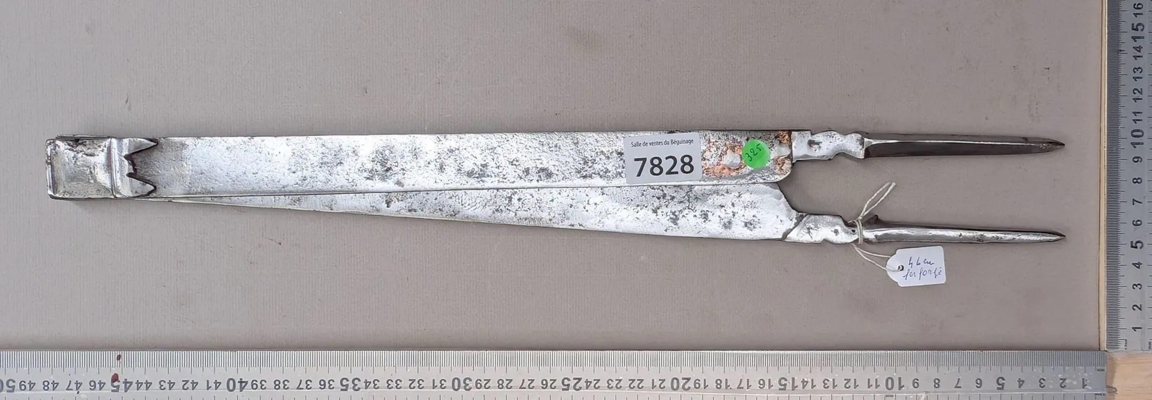 1 antique 18th-century compass—see photos for dimensions and condition