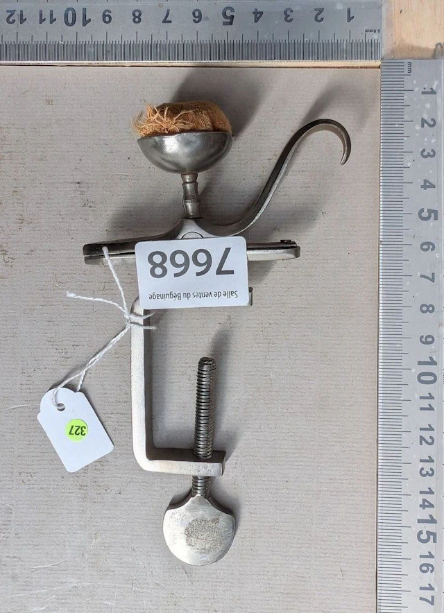 1 forged brass-steel needle holder - See photos for dimensions and condition