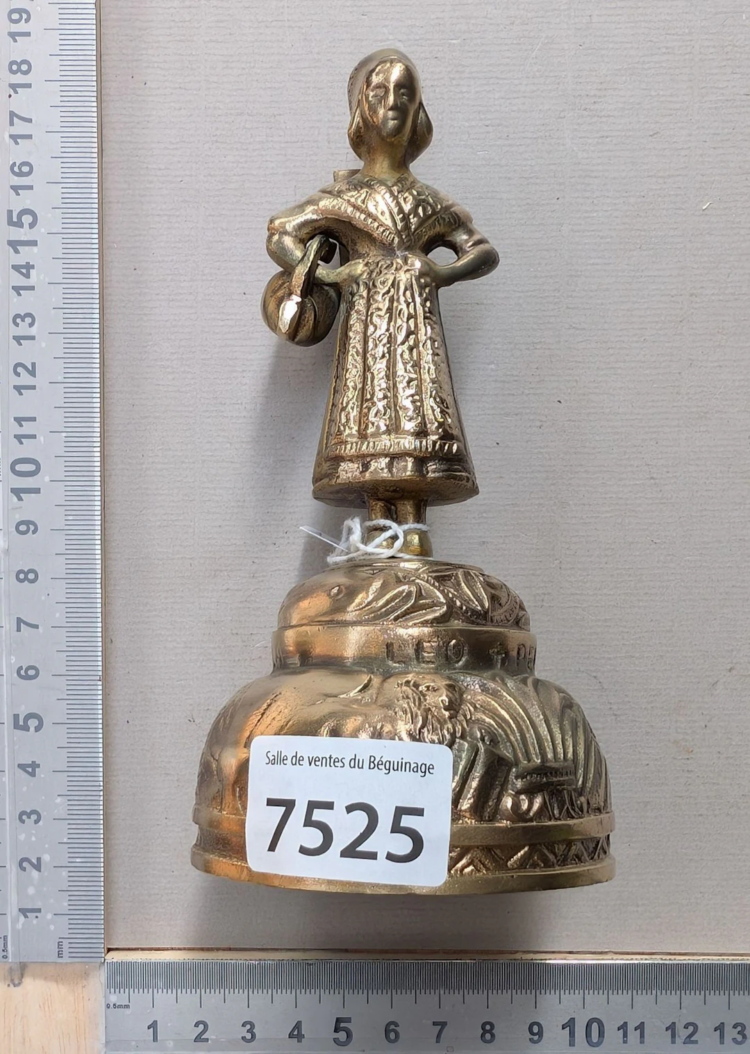 1 pretty little bronze bell—see photos for dimensions and condition