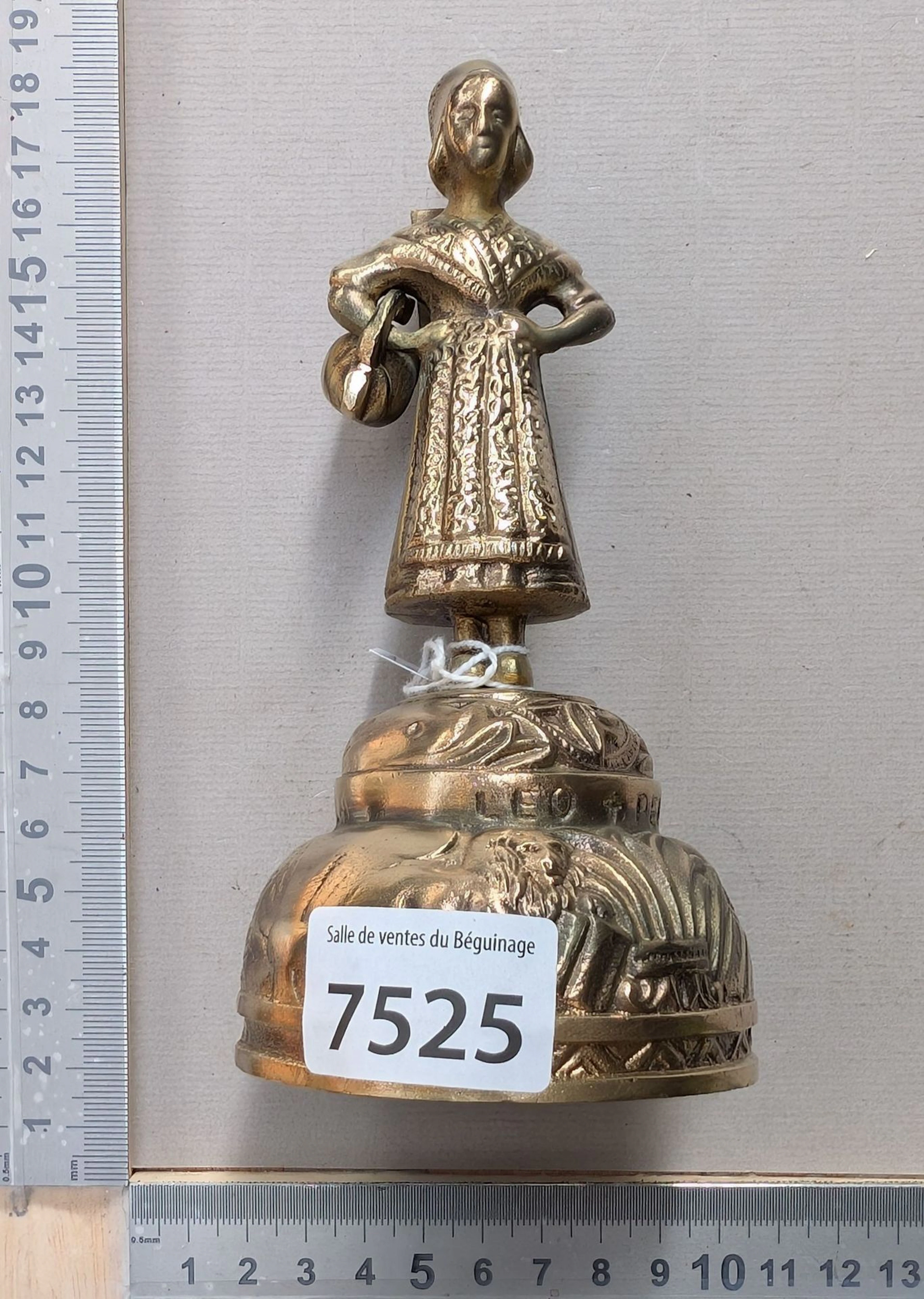 1 pretty little bronze bell—see photos for dimensions and condition