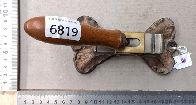 1 antique shoelace crimper (shoemaker's tool) — See photos for dimensions