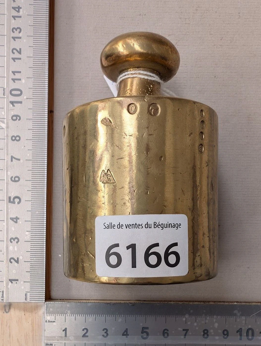 1 antique 2-kg copper weight—see photos for dimensions and condition