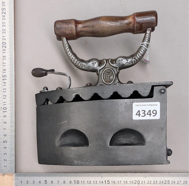 Antique iron - See photos for dimensions and condition