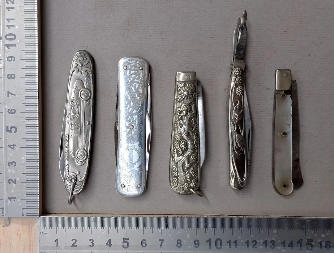 5 antique pocket knives—see photos for dimensions and condition