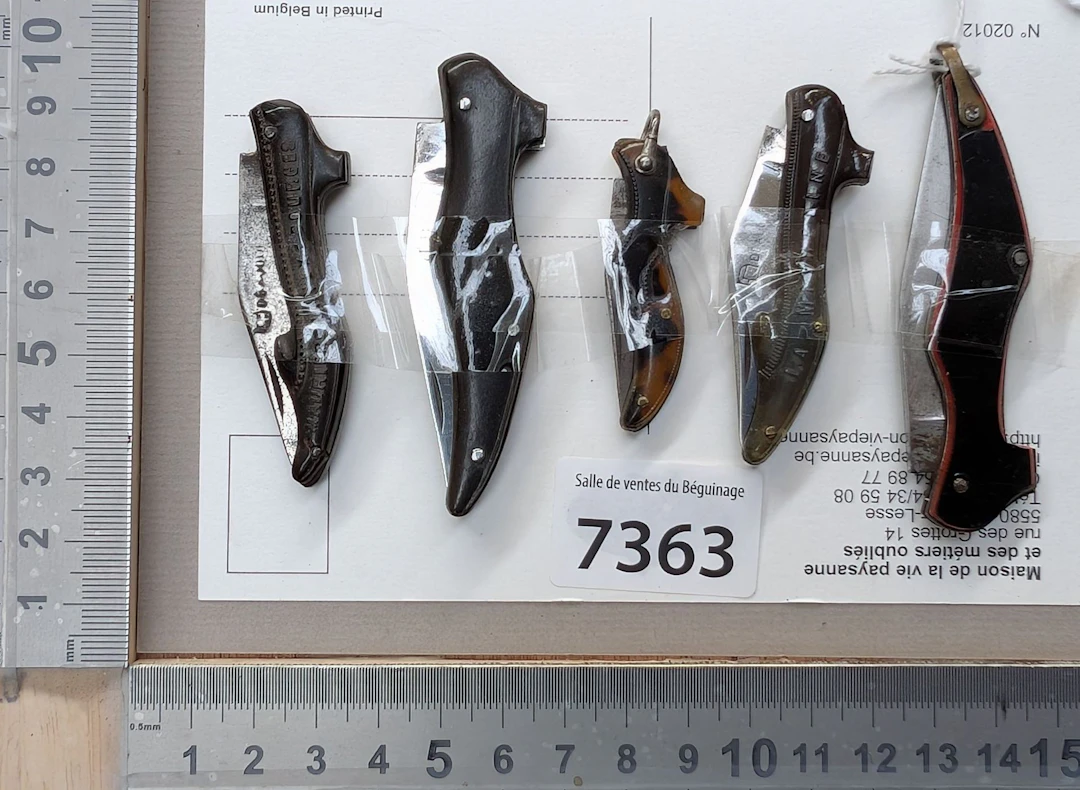 5 vintage folding shoe knives—see photos for dimensions and condition