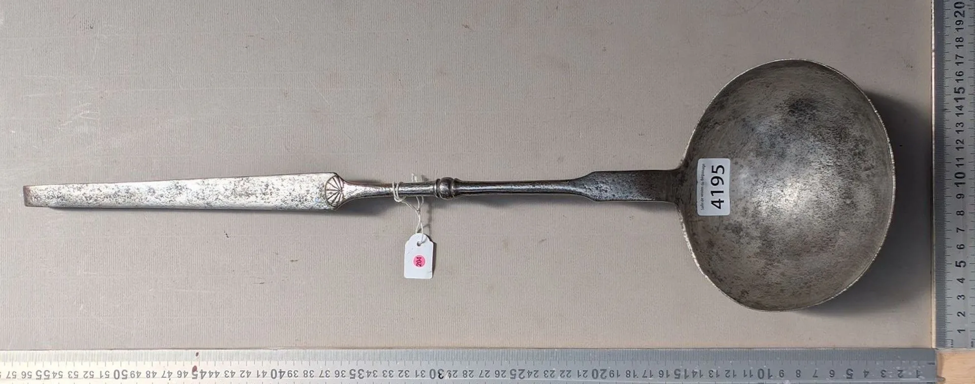 Antique kitchen utensil and fireplace - See photos for dimensions and condition