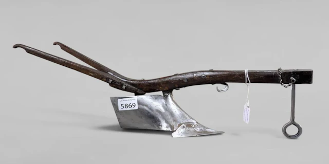 A model of an antique plow—55 cm—condition: see photos