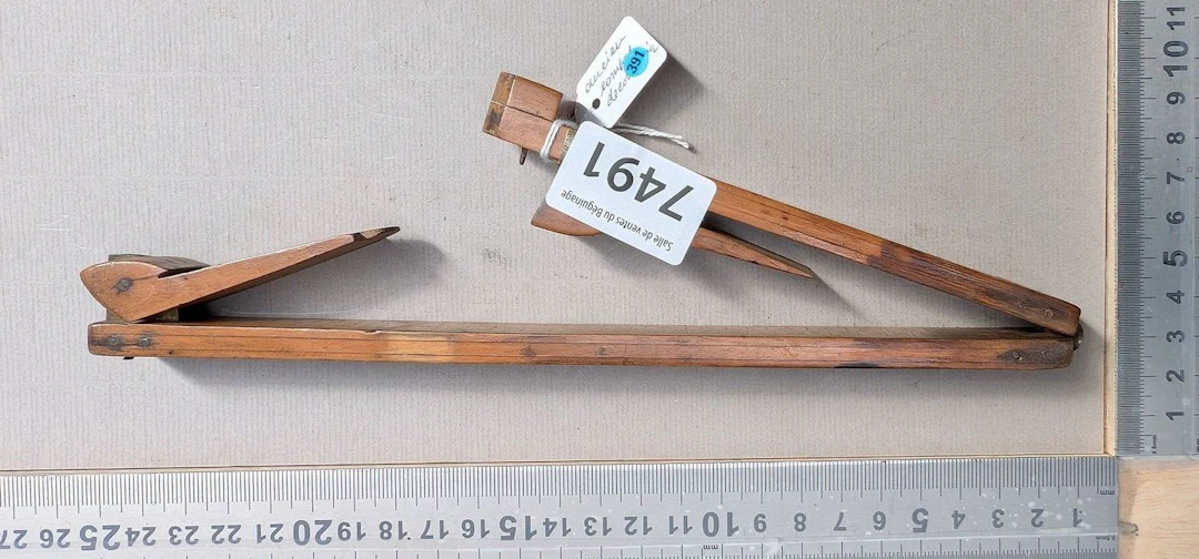 1 wooden shoemaker's compass—see photos for dimensions and condition