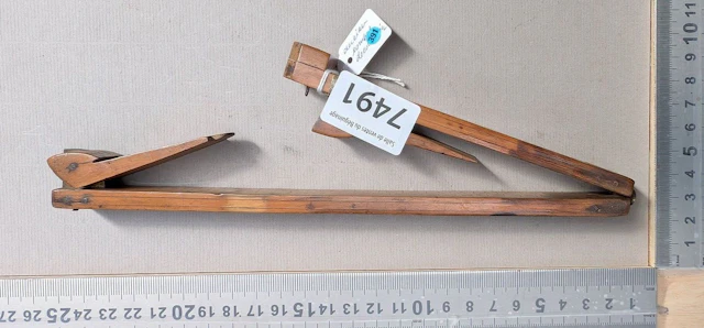 1 wooden shoemaker's compass—see photos for dimensions and condition