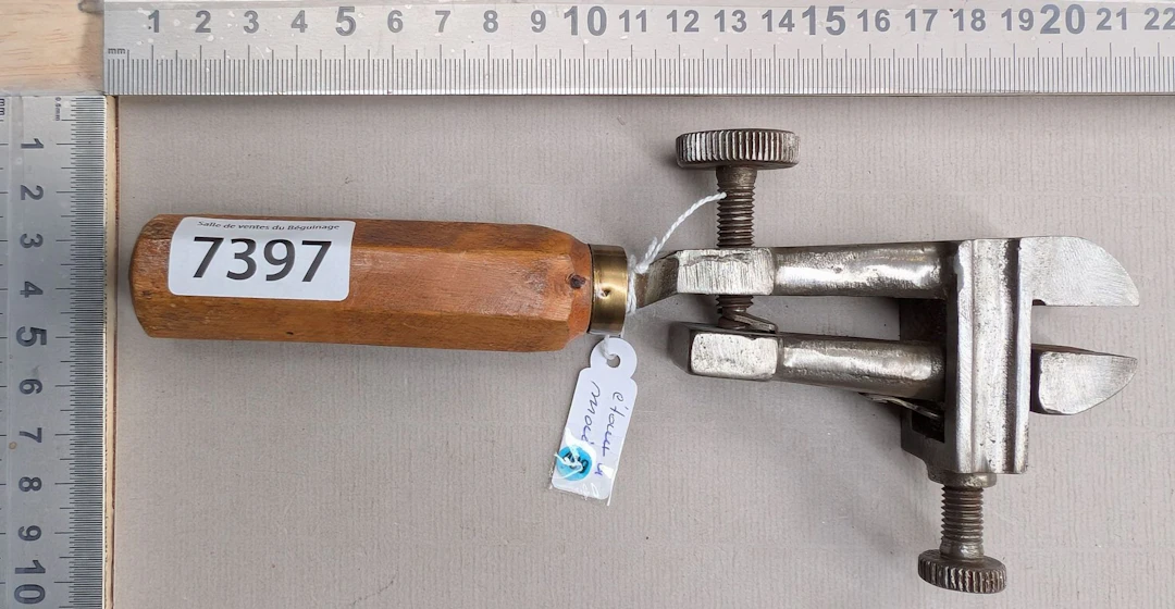1 antique watchmaker's hand vise—see photos for dimensions and condition