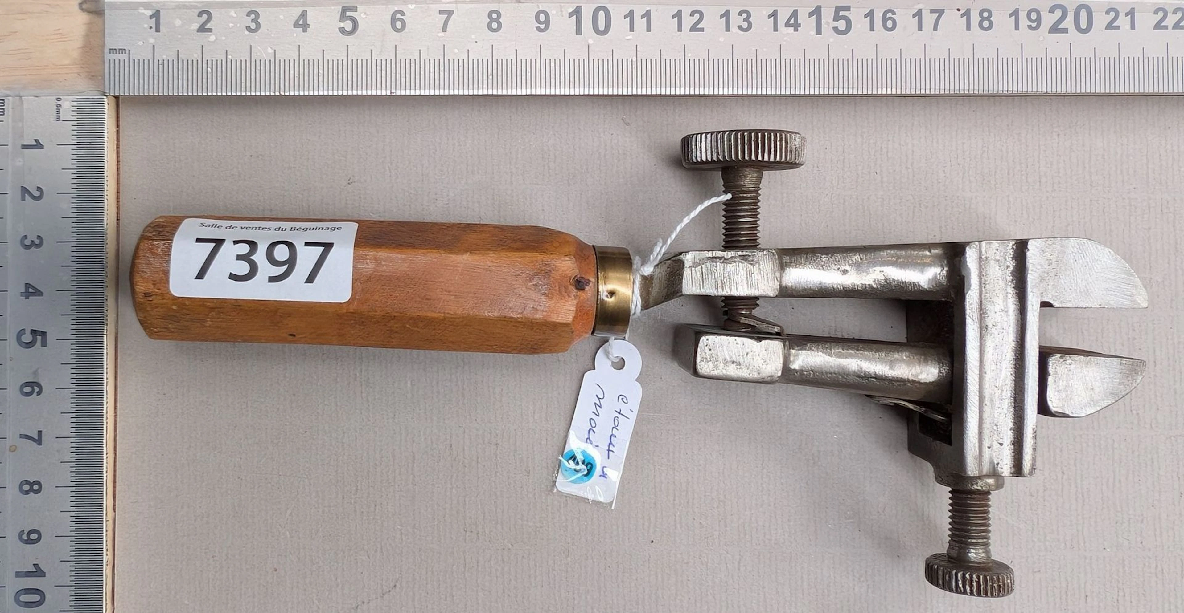 1 antique watchmaker's hand vise—see photos for dimensions and condition