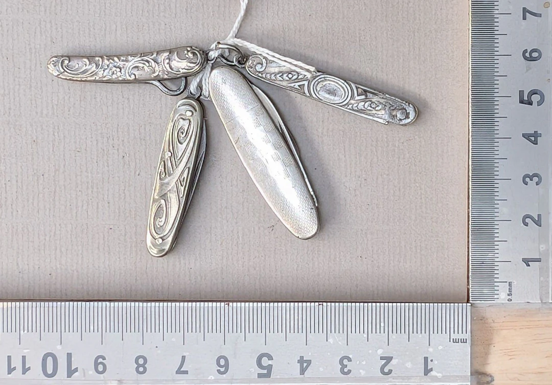 4 small silver knives—see photos for dimensions and condition