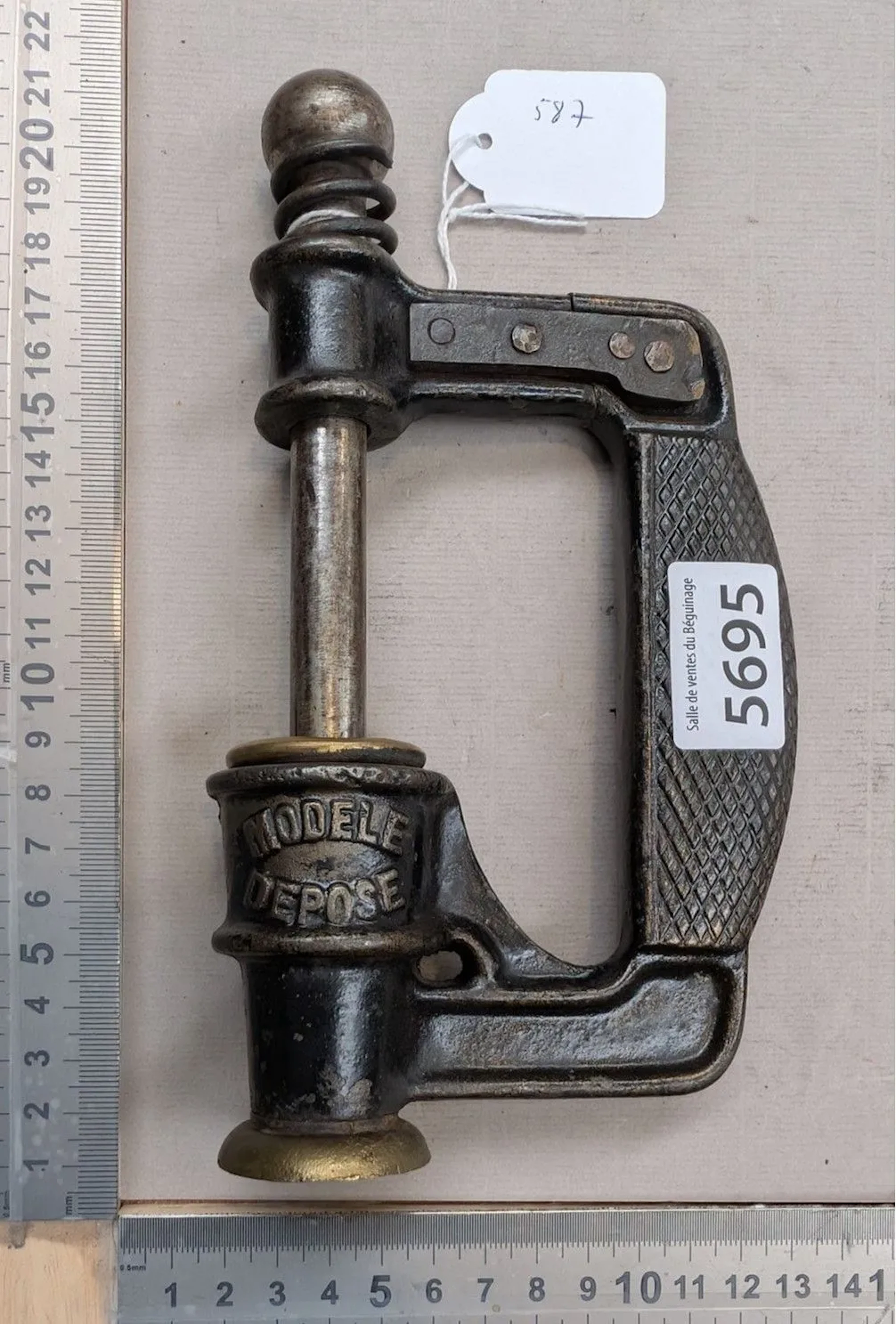 Antique manual corking machine made of cast iron - 1920 - See photos