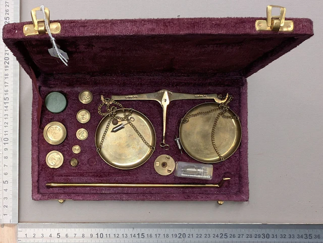 1 small antique balance scale for weighing gold and silver—see photos