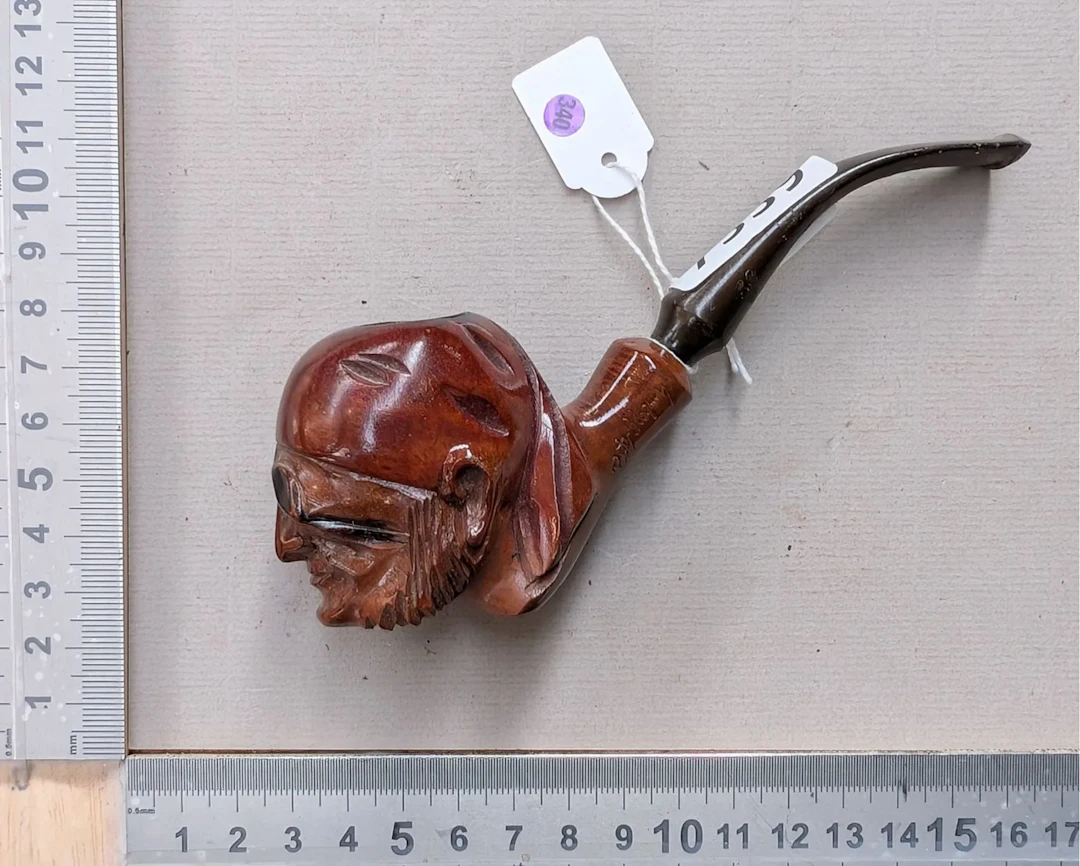 1 antique carved pipe—see photos for dimensions and condition