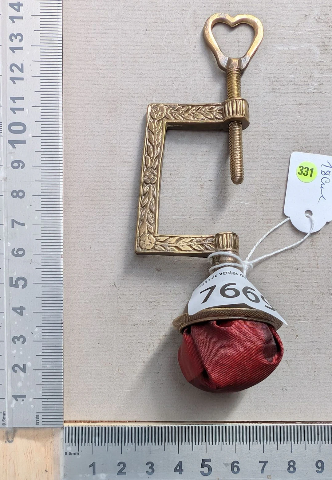 1 brass and bronze needle holder - See photos for dimensions and condition