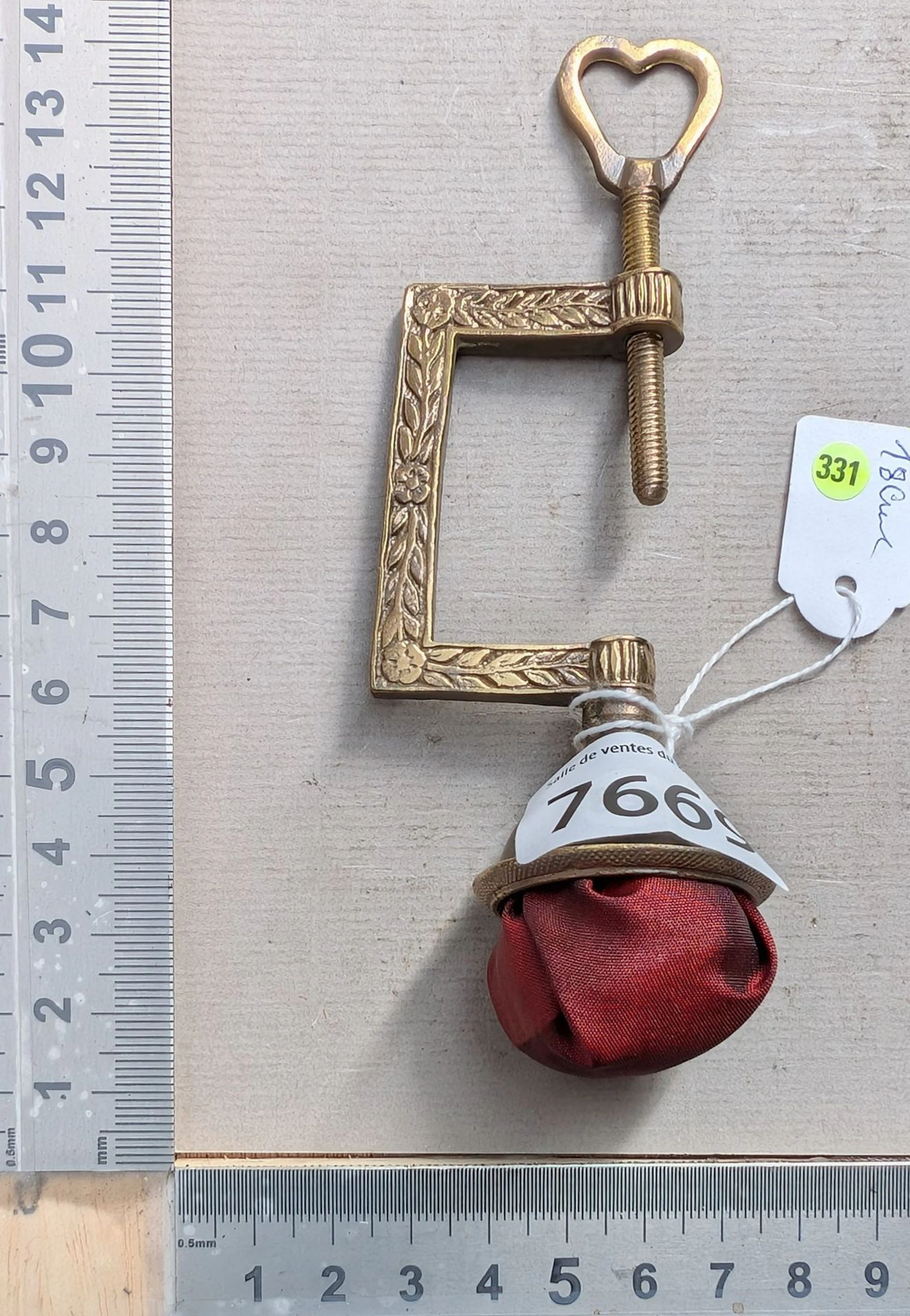 1 brass and bronze needle holder - See photos for dimensions and condition