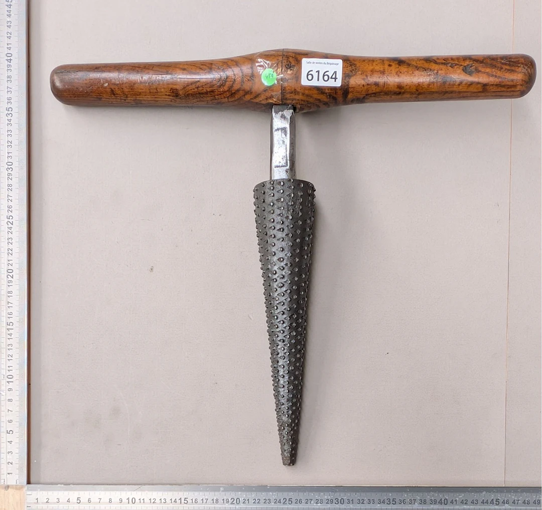 1 antique cooper's tool—see photos for dimensions and condition