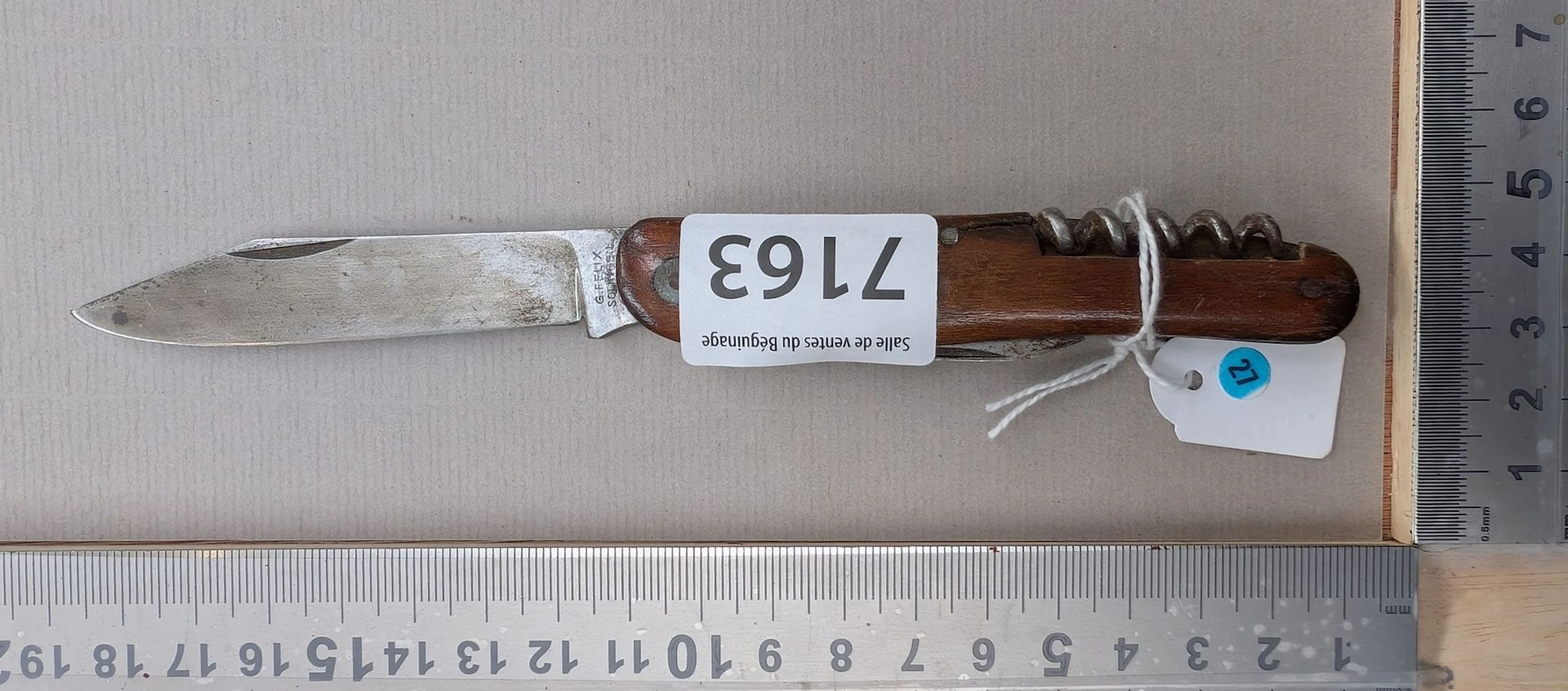 Antique pocket knife with wooden handle (folding) - See photos for
