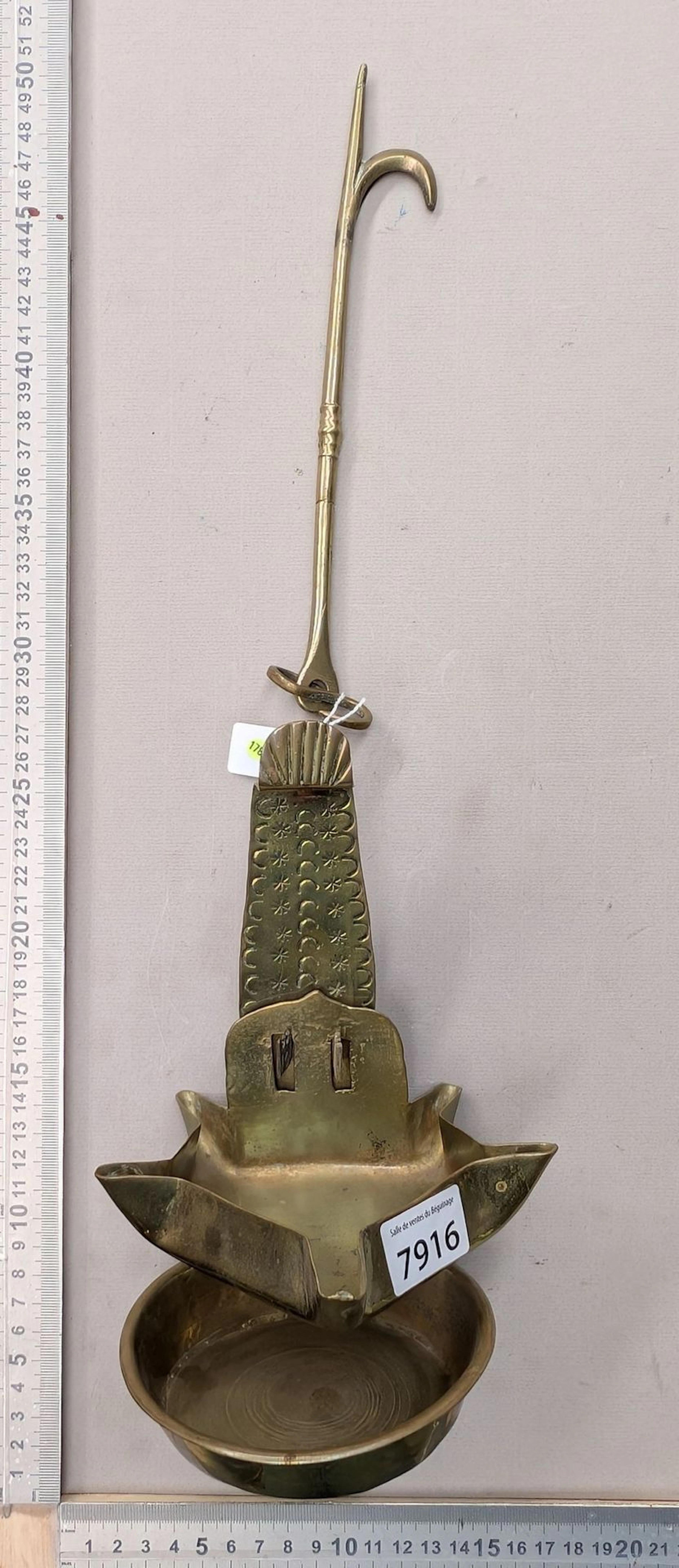 1 oil lamp, also known as a "chaleil"—see photos for dimensions and condition