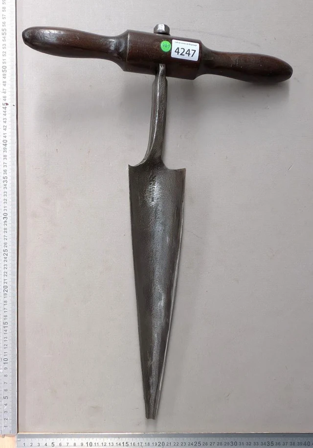 1 antique cooper's tool—see photos for dimensions and condition