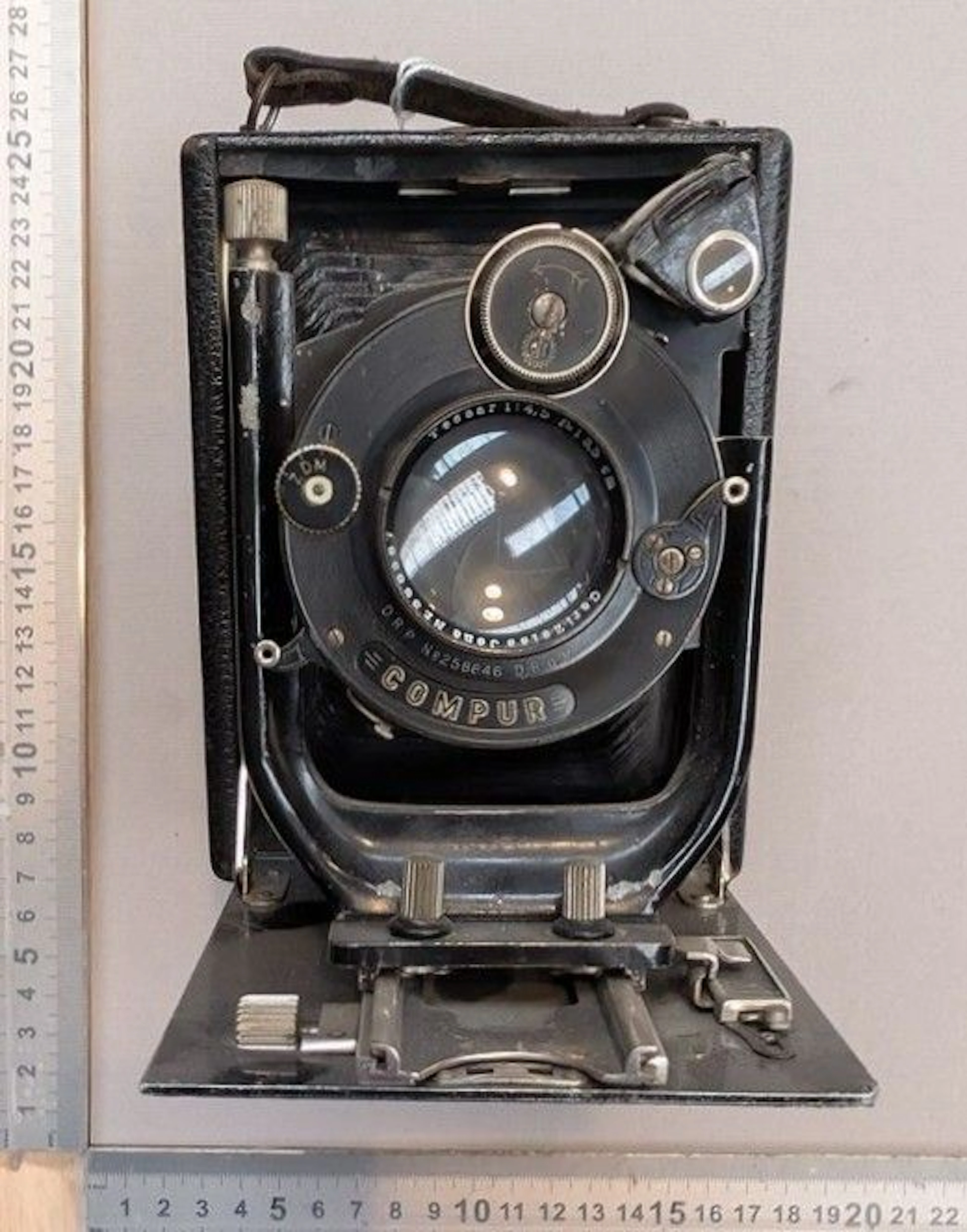 Vintage camera—see photos for dimensions and condition