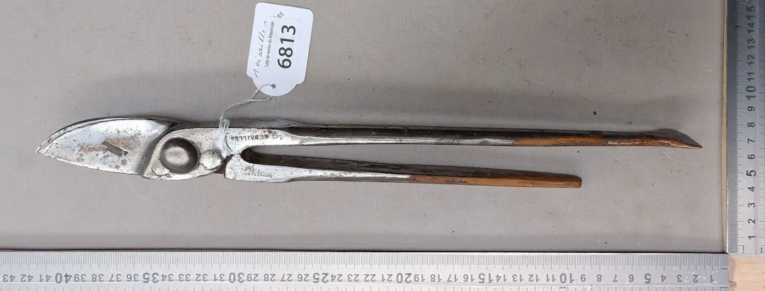 1 pair of vine pruning shears—see photos for dimensions and condition
