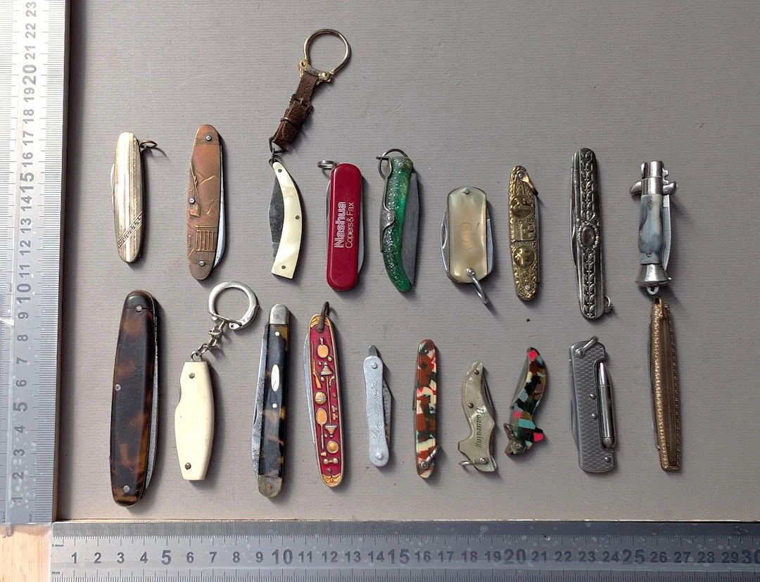 18 antique knives—see photos for dimensions and condition