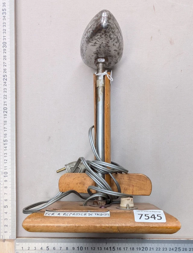 1 antique hat iron—see photos for dimensions and condition
