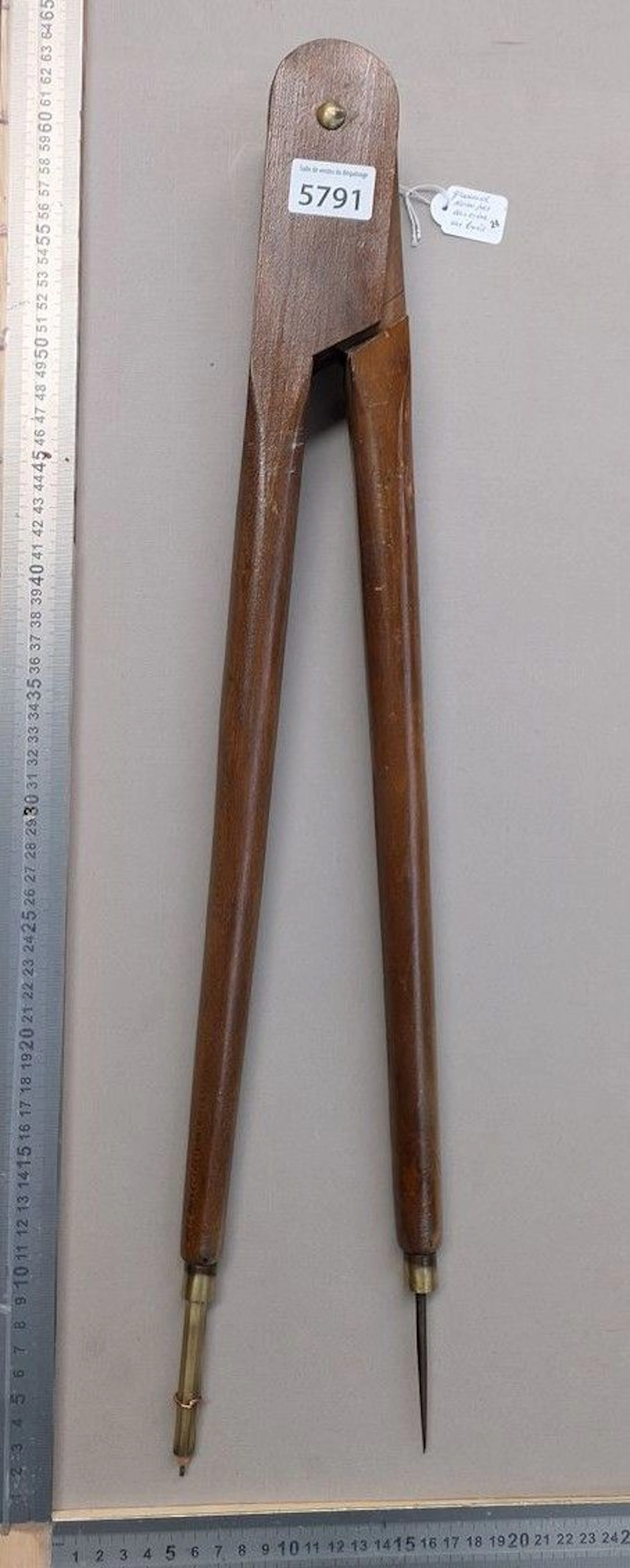 Beautiful 60-cm wooden compass—see photos for dimensions and condition