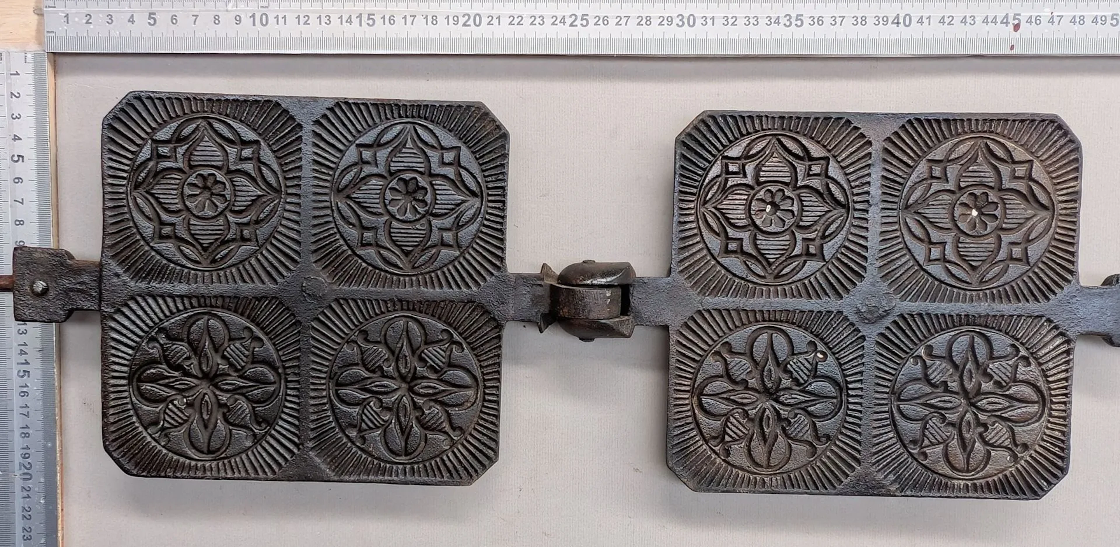 1 waffle maker and waffle iron - See photos for dimensions and condition