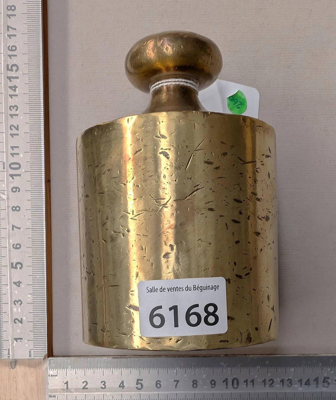 1 antique 5-kg copper weight—see photos for dimensions and condition