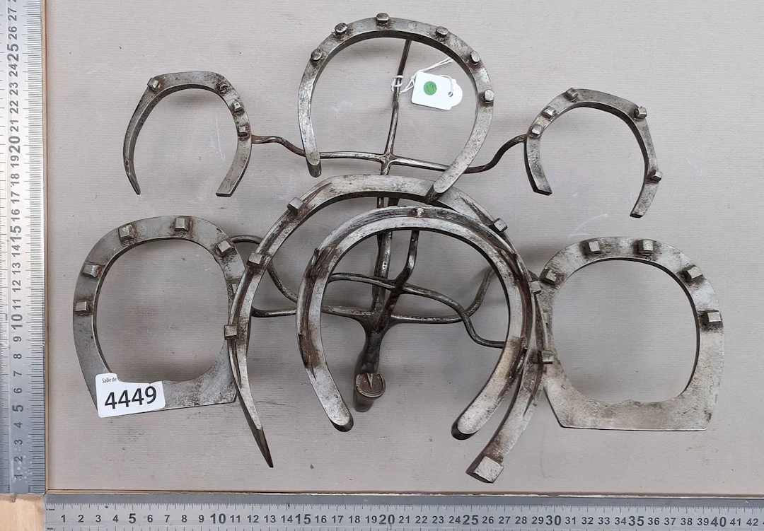 1 mini bouquet of St. Eloi—see photos for dimensions and condition