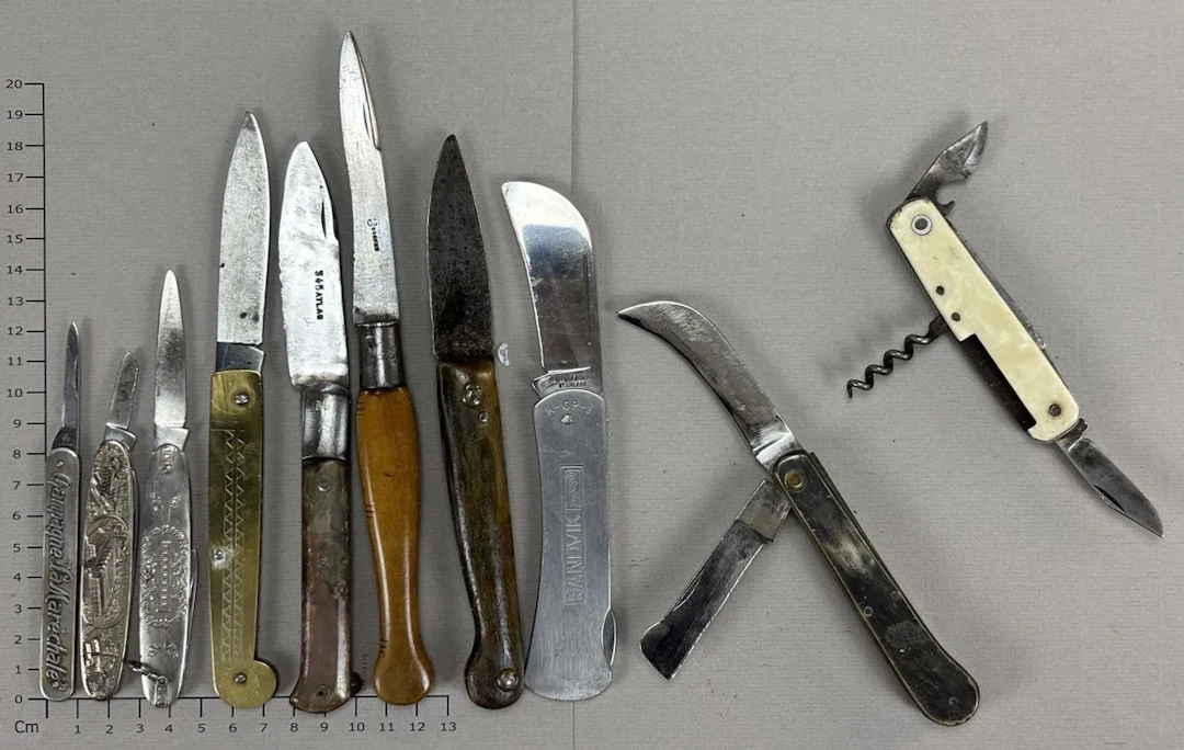 Set of antique knives or pocket knives—see photos for dimensions and condition