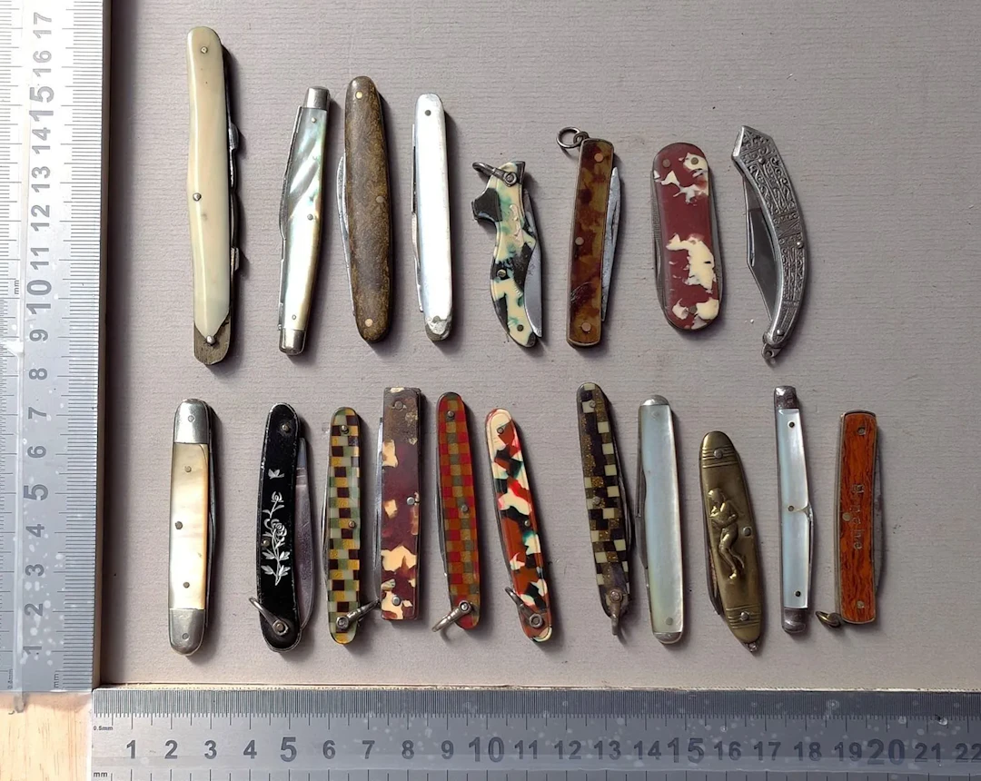 18 antique knives—see photos for dimensions and condition
