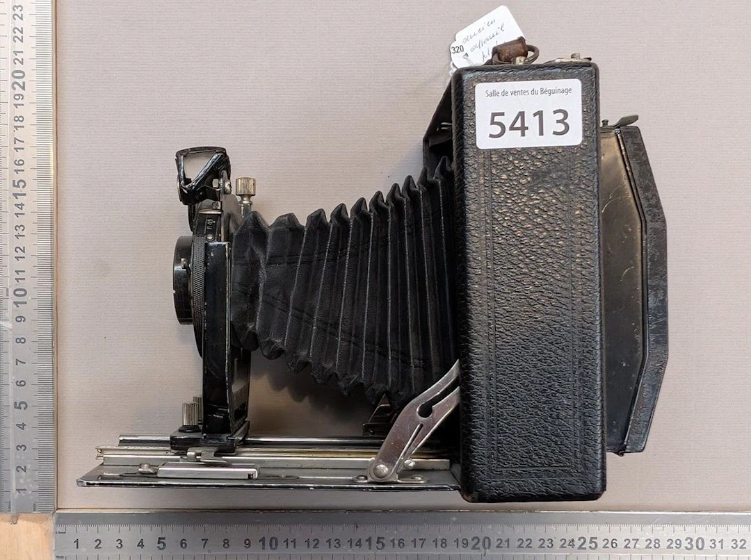 Vintage camera—see photos for dimensions and condition