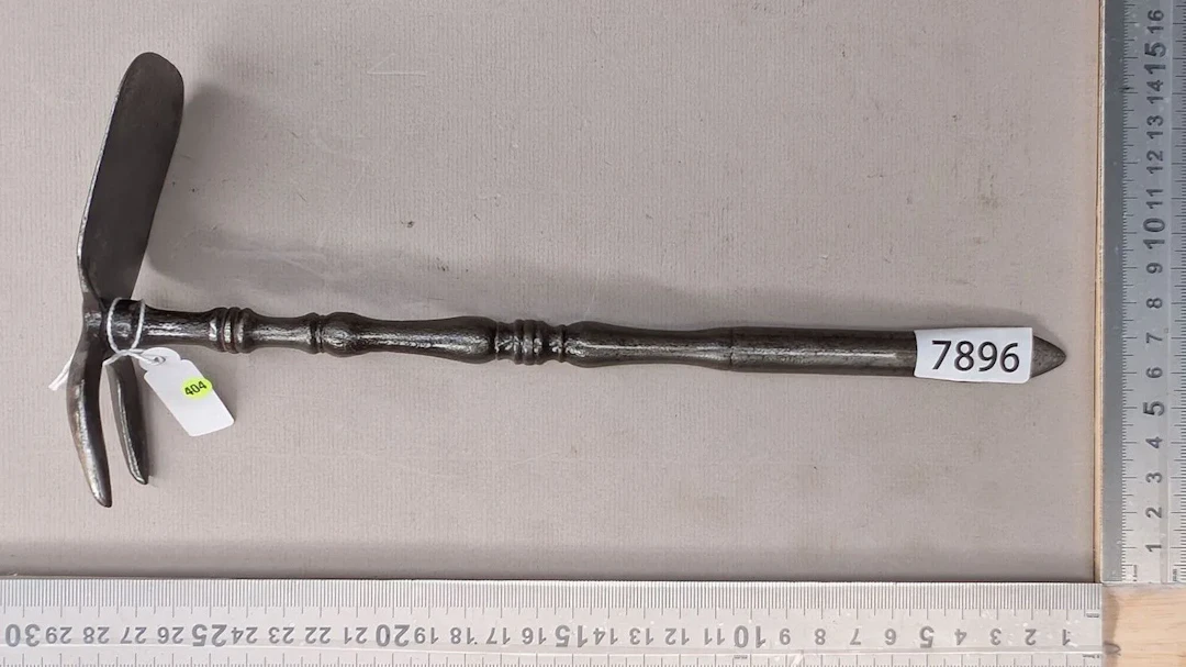 1 antique gardener's weeder—see photos for dimensions and condition