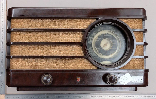 Vintage radio—see photos for dimensions and condition