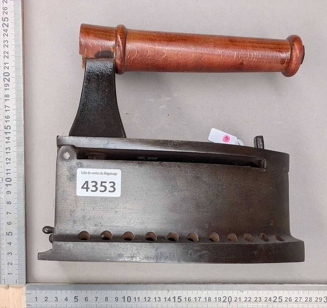 Antique iron - See photos for dimensions and condition