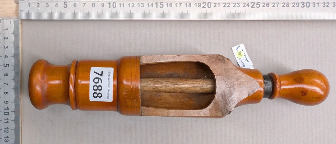 1 antique wooden corker - See photos for dimensions and condition