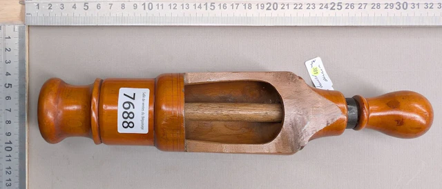 1 antique wooden corker - See photos for dimensions and condition