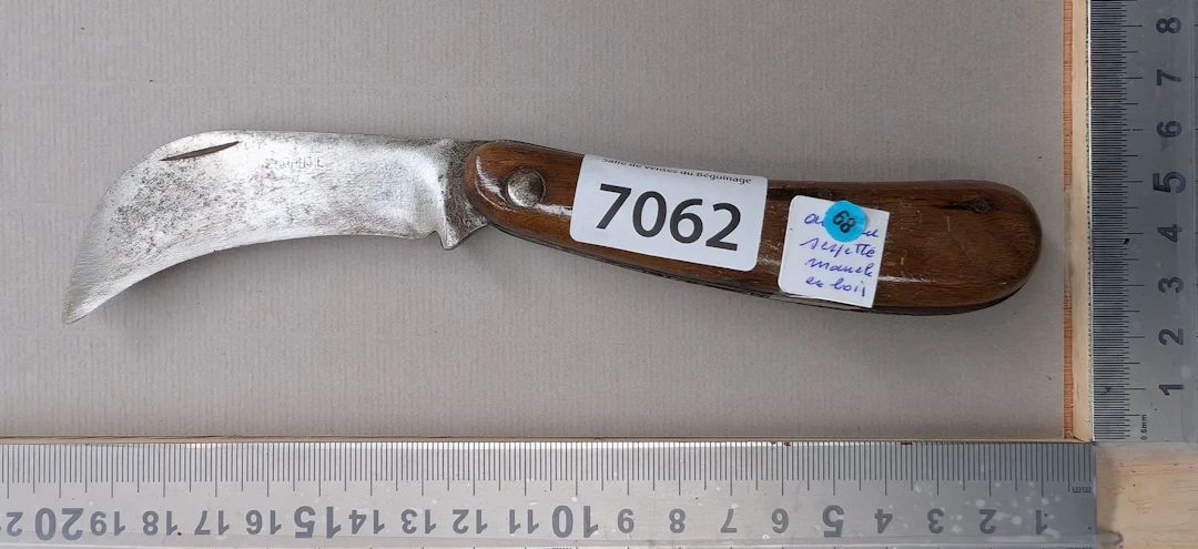 Antique pruning knife with wooden handle (folding) - See photos for