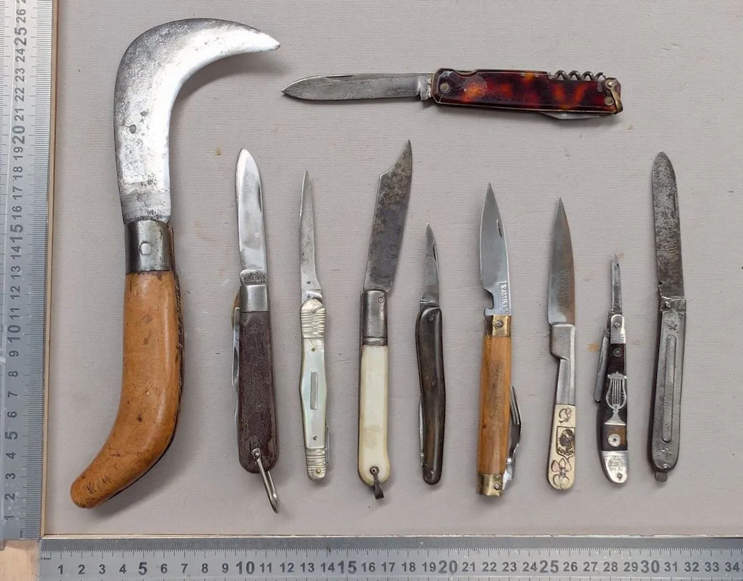 Set of antique knives or pocket knives—see photos for dimensions and condition