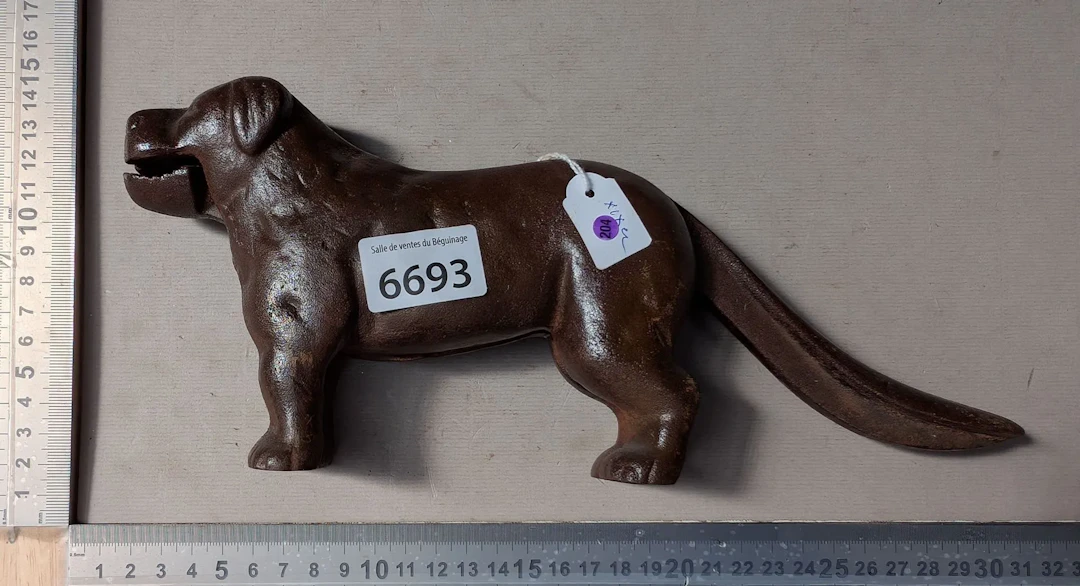 1 antique cast-iron nutcracker (a dog) - See photos for dimensions