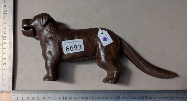 1 antique cast-iron nutcracker (a dog) - See photos for dimensions