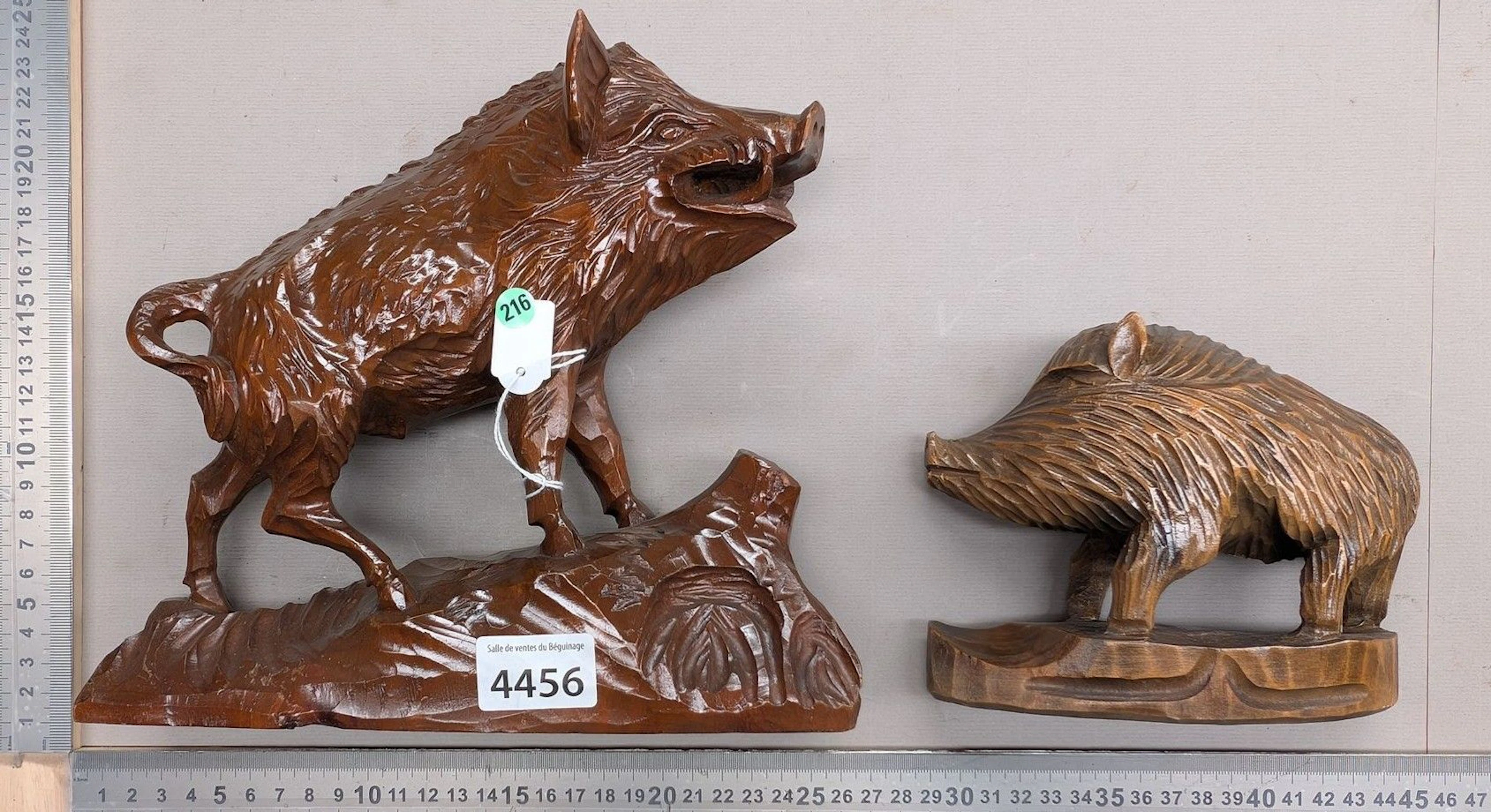 2 carved wooden wild boars - See photos for dimensions and condition