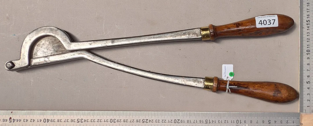 1 antique steel tail clipper—see photos for dimensions and condition