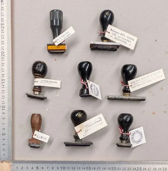 Display stand for 8 stamps - See photos for dimensions and condition