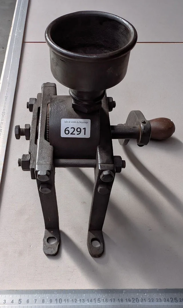 1 small antique cast-iron mill—see photos for dimensions and condition